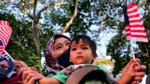 2022年8月31日 马来西亚槟城 母亲和孩子们在户外升起国旗庆祝独立日 — 图库视频影像
