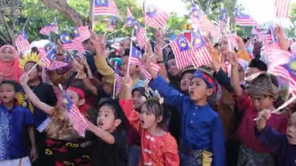 Georgetown Penang Malásia Agosto 2022 Crianças Entusiasmadas Levantam Bandeira Para — Vídeo de Stock