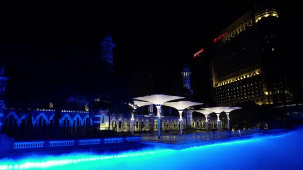 マレーシア クアラルンプール市内中心部2022年9月11日 パニングは夜にMasjid Jamek Kalua Lumphの青いプールを残しました — ストック動画