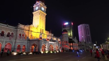 Şehir Merkezi, Kuala Lumpur, Malezya - 11 Eylül 2022: İnsanlar Bangunan Sultan Abdul Samad önünde e-scooterların keyfini çıkarıyor
