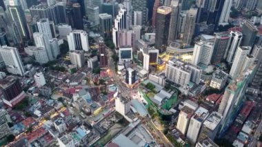 Şehir Merkezi, Kuala Lumpur, Malezya - 11 Eylül 2022: Gökyüzü yukarıdan aşağı bakış Kuala Lumpur Bukit Bintang Şehir Merkezi alacakaranlık saatinde