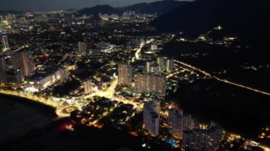 Gurney, Penang, Malezya - 24. Sezon 2022: Hava manzaralı Gurney Drive ve mavi saatte gökdelen