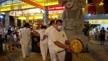 Butterworth, Penang, Malezya - 25 Şubat 2022: Çinli dindarlar ilk günde dokuz imparator festivalini kutladılar