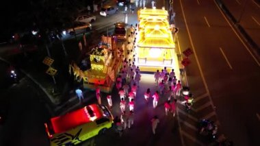 Butterworth, Penang, Malezya - 25 Şubat 2022: Çinliler geçit töreninde yolda güzellik aracını takip ediyorlar.