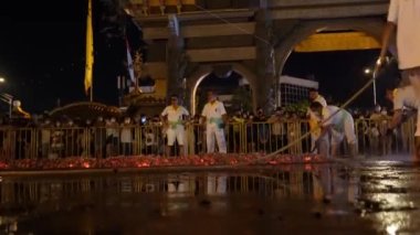 Butterworth, Penang, Malezya - Ekim 02 2022: Gönüllü, Tow Boo Kong Tapınağı 'ndaki ateş yürüyüşü töreninden önce Dokuz İmparator Tanrısı Festivali' ni kutladı