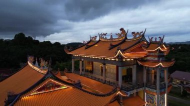 Kulim, Kedah, Malezya - Ekim 03: 2022: Dou Mu Gong Çin Tapınağı Kedah Selatan 'ın çatısında havadan görünüşlü ejderha ve anka kuşu