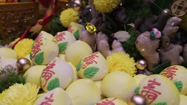 2022年9月27日 马来西亚槟城 巴特沃斯 用中文 生日快乐 这个词来拉开黄色的面包圈 — 图库视频影像