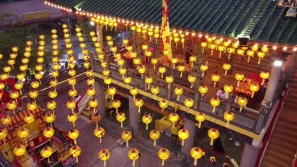 2022年9月29日マレーシア ペナン州ジョージタウン 空中ビュー中国の信者は 9つの皇帝の神々祭りを祝うTow Boe Keong Kew Ong Tai Tay寺で祈る — ストック動画