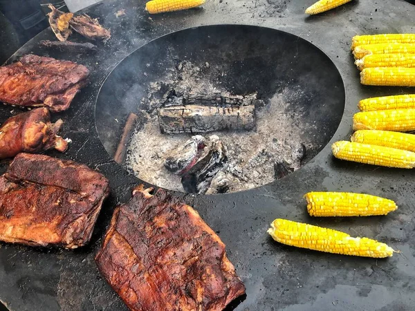 Мясо Гриле Кукуруза Готовить Открытом Воздухе Сочная Кукуруза Острое Мясо — стоковое фото