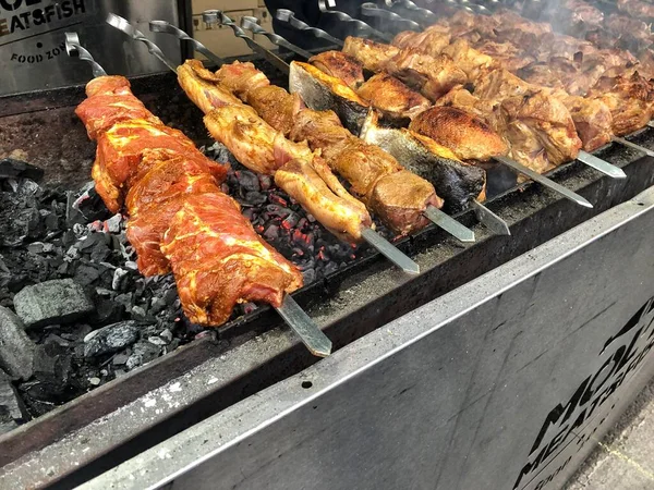 Vlees Spiesen Gegrild Outdoor Grilling Meat Street Food Fair Heerlijk — Stockfoto