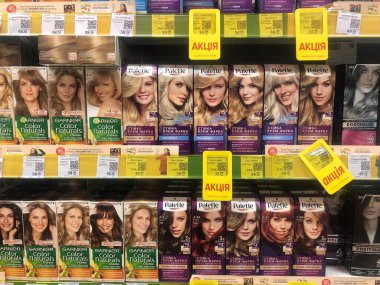 12 Kasım 2021, Ukrayna, Harkiv, süpermarket. Dükkandaki rafta saç boyası var. Mağazadaki raflarda çok çeşitli saç boyaları var.
