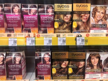 12 Kasım 2021, Ukrayna, Harkiv, süpermarket. Dükkandaki rafta saç boyası var. Mağazadaki raflarda çok çeşitli saç boyaları var.