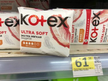 19 Kasım 2021, Ukrayna, Harkiv, süpermarket. Kotex kadın hijyen pedleri: Süpermarkette rafta duran Kotex. Kotex, Kotex maxi, ince ve ultra ince pedleri içeren bir kadın hijyen ürünüdür..