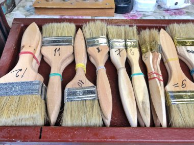 Hırdavatçıda boya fırçaları