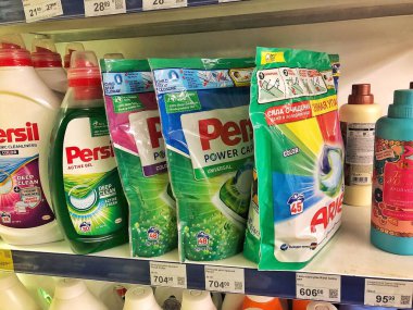 14 Kasım 2021, Ukrayna, Harkov, süpermarket. Persil çamaşır deterjanı olan bir süpermarkette rafta. Şimdi de Unilever tarafından dağıtılıyor..