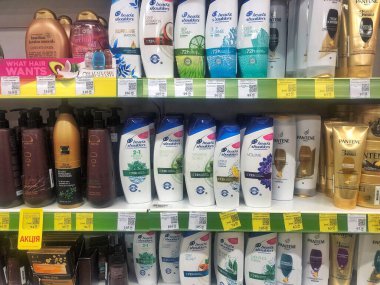 12 Kasım 2021, Ukrayna, Harkov, süpermarket. Saç şampuanlarıyla süpermarkette raflar. Çok çeşitli saç şampuanları var.