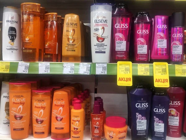 November 2021 Ukraine Charkow Supermarkt Regal Einem Supermarkt Mit Haarshampoos — Stockfoto