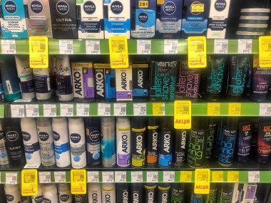 12 Kasım 2021, Ukrayna, Harkov, süpermarket. Süpermarkette traş jeli raflar. Tıraş ürünlerinin geniş yelpazesi