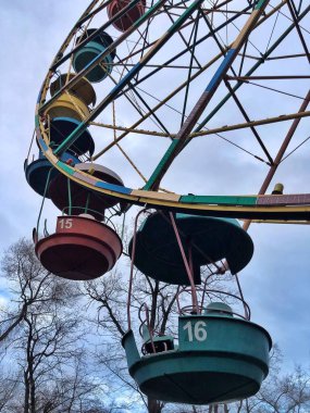 15 Ocak 2022, Ukrayna, Dnipro, Monastyrsky Adası 'ndaki lunapark. Dönme dolap çekimi