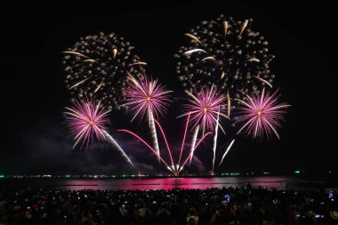 Pattaya Uluslararası Havai fişek Festivali, Chonburi Bölgesi, Tayland, 27 Kasım 2021.