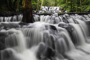Şelalenin güzelliği Sam lan şelalesi, Namtok Samlan Ulusal Parkı, Saraburi, Tayland.