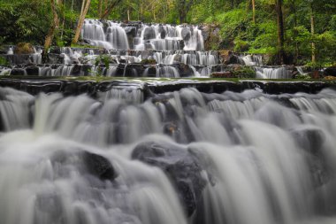 Şelalenin güzelliği Sam lan şelalesi, Namtok Samlan Ulusal Parkı, Saraburi, Tayland.