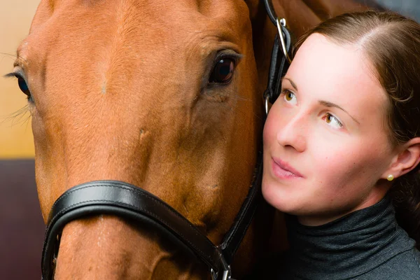 Mulher e cavalo — Fotografia de Stock