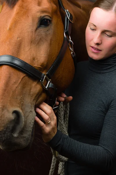 Vrouw en paard — Stockfoto