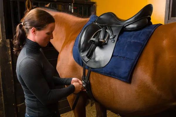 Montar un caballo — Foto de Stock