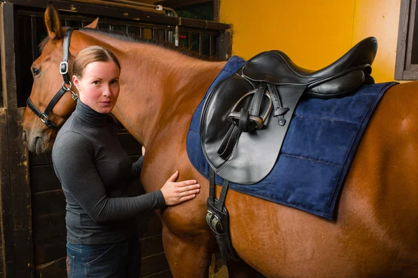 Montar un caballo — Foto de Stock