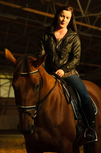 Vrouw en paard — Stockfoto