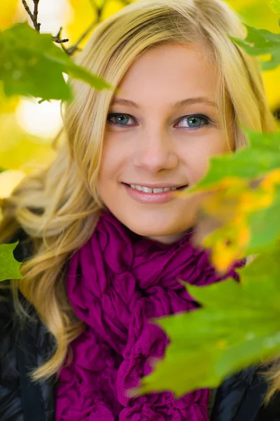 Girl and leaves — Stock Photo, Image