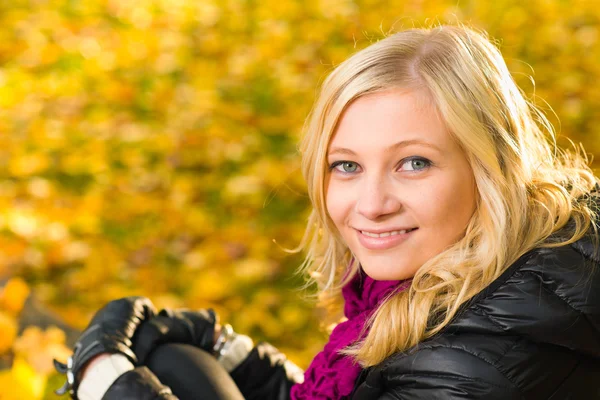 Girl and autumn color — Stock Photo, Image