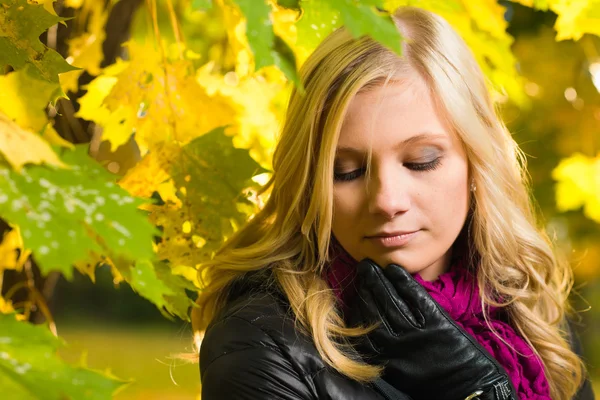 Fase stellt Mädchen — Stockfoto