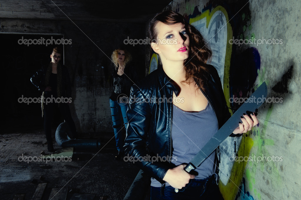 bryunetka-i-ohrannik