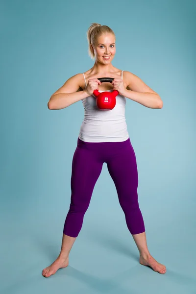 女孩和 kettlebell — 图库照片