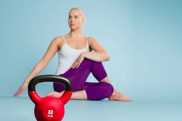 Flicka och kettlebell — Stockfoto