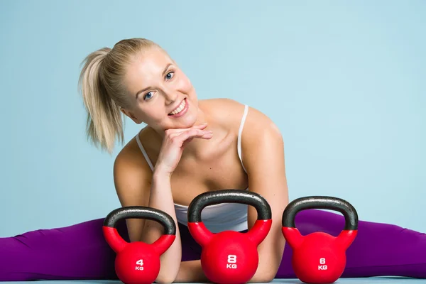 Flicka och kettlebell — Stockfoto