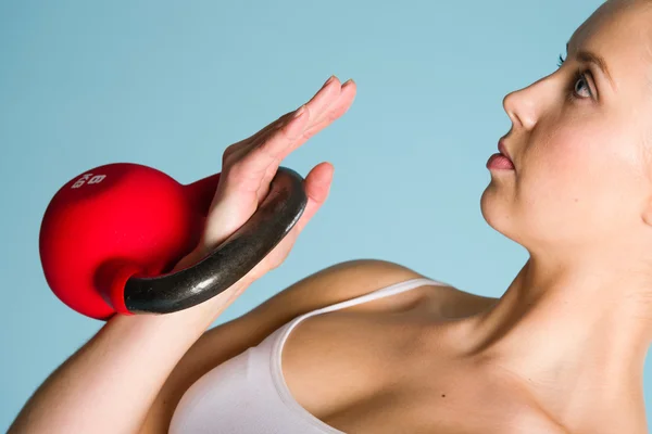 Fille et kettlebell — Photo