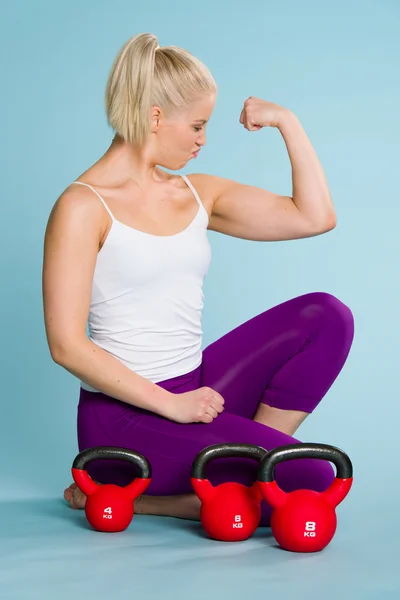 Chica y kettlebell — Foto de Stock