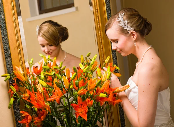 Bride and flowers — Stock Photo, Image