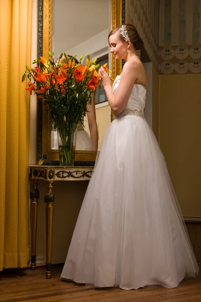 Braut und Blumen — Stockfoto