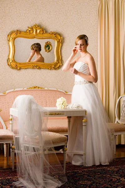 Bride and pink room — Stock Photo, Image