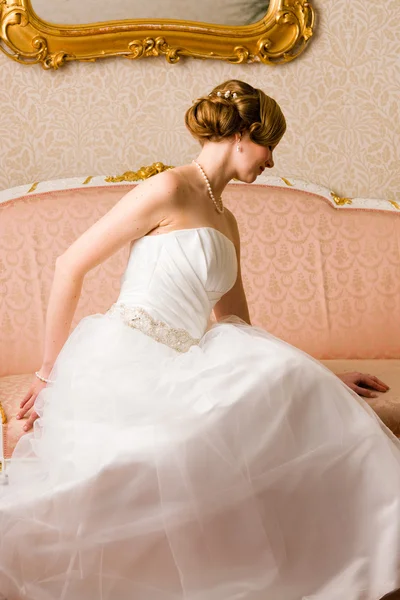 Bride and pink couch — Stock Photo, Image