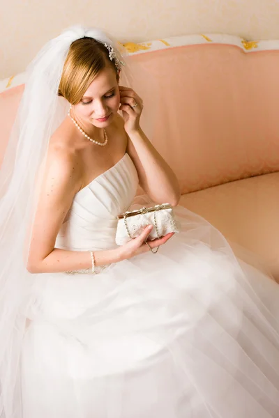 Braut und Handtasche — Stockfoto