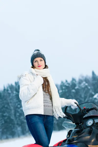 Vrouw en sneeuwscooter — Stockfoto