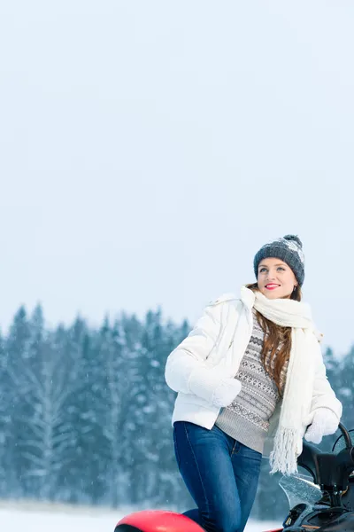 Kvinna och snöskoter — Stockfoto