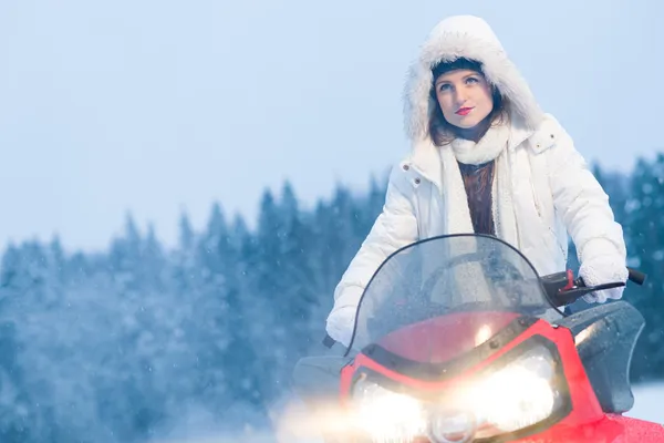 Vrouw en sneeuwscooter — Stockfoto