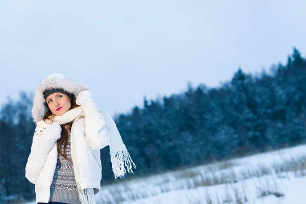 Vrouw en winter — Stockfoto