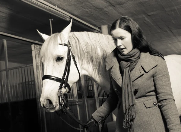 Vrouw en paard — Stockfoto